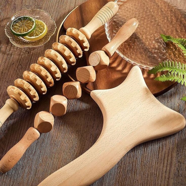 Madérothérapie : massage avec des outils en bois pour stimuler la circulation et raffermir la peau